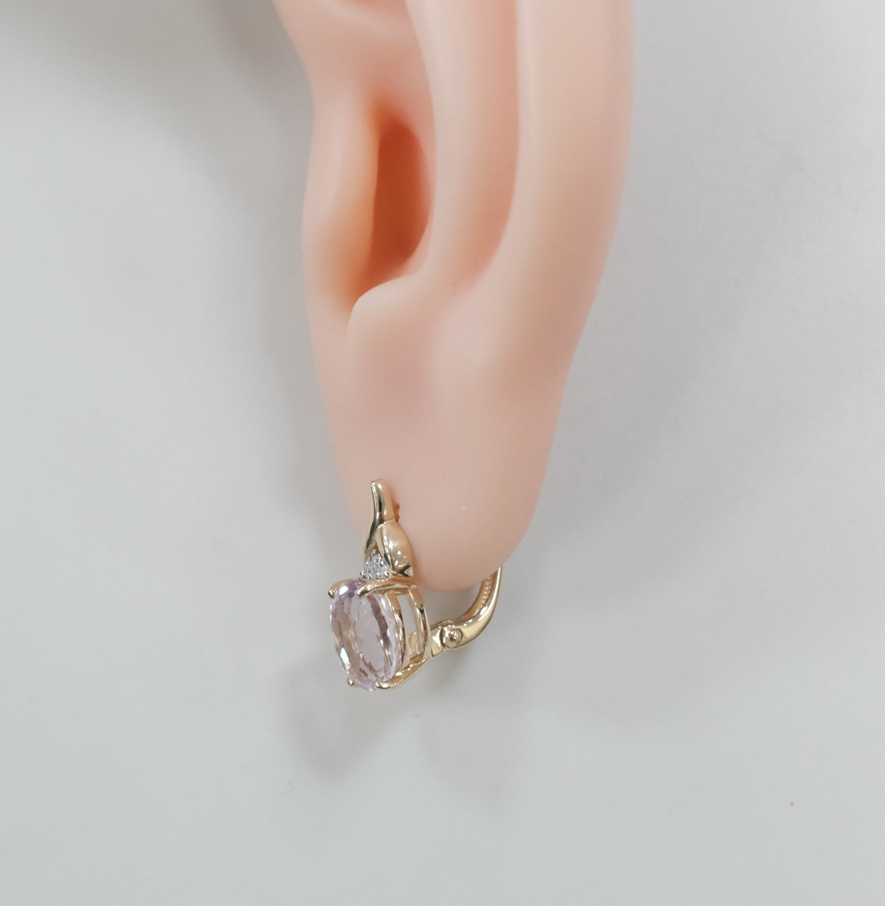 Серьги из желтого золота с кунцитами